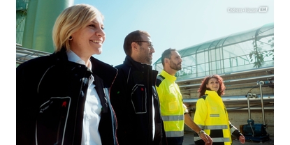 Un equipo recorre la planta de Acqua & Sole en Vellezzo Bellini, Italia