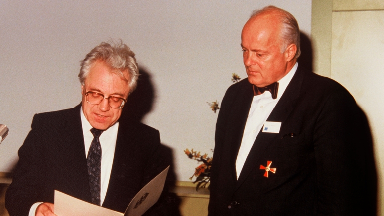 Homenaje al fundador de la compañía: Georg H. Endress es galardonado con la Cruz Federal Alemana al Mérito de Primera Clase.