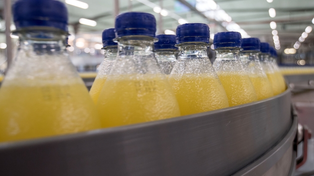 Botellas de refrescos después del llenado