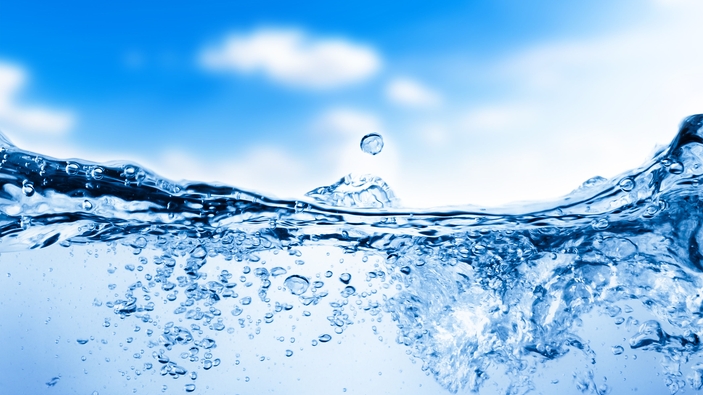 Agua potable contra un cielo azul claro