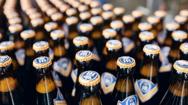 Botellas de cerveza en una fábrica