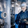 Transmisor de temperatura iTEMP TMT142B junto a un empleado de Endress+Hauser sobre el terreno