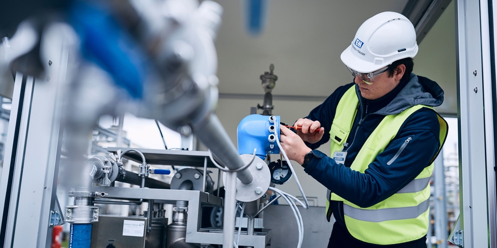 Pruebas de aptitud Un técnico de Endress+Hauser calibrando instrumentación de caudal