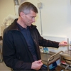 Sensor de calibración de la temperatura en un laboratorio de Tommy Mikkelsen, metrólogo en chr Hansen