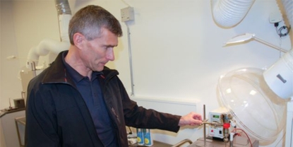 Sensor de calibración de la temperatura en un laboratorio de Tommy Mikkelsen, metrólogo en chr Hansen