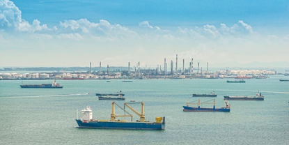 Un puerto con varios barcos y buques cisterna