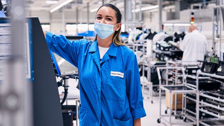 Mujer en la sala de producción