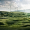 Molinos de viento en campos verdes