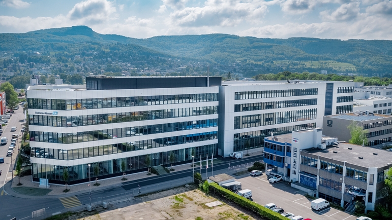 edificio nuevo en Reinach, Suiza