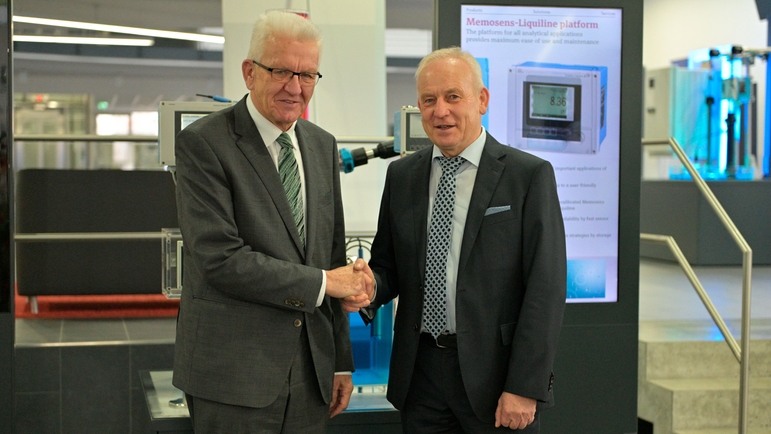 Minister-President of Baden-Württemberg visits Endress+Hauser