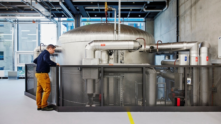 Este depósito puede almacenar el calor residual de la producción de Endress+Hauser para calentar el edificio.