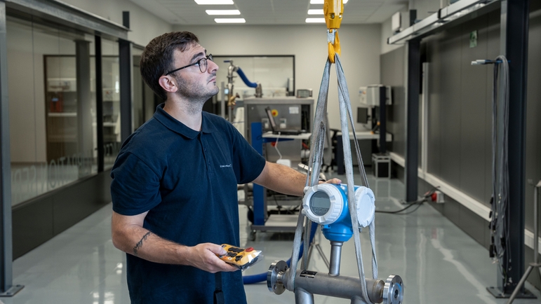 Técnico preparando equipo para calibración