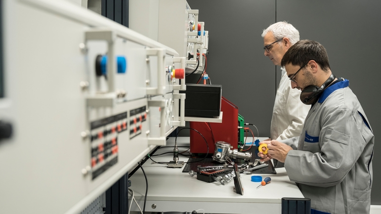 Técnicos en laboratorio de calibración de temperatura y presión