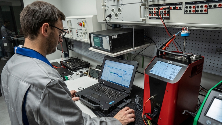 Técnico calibrando sonda de temperatura