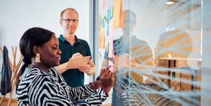 Personas trabajando juntas en equipo en Endress+Hauser