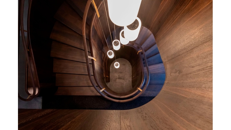 Una escalera de caracol lleva a la planta superior de la casa para invitados Endress+Hauser.